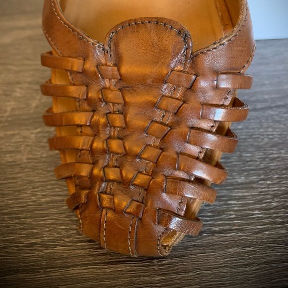 Ladies rich tan 3.5” heel, ankle strap, patterned heel. - Picture 4 of 4